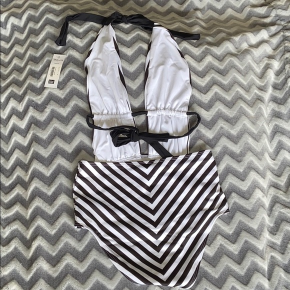 One piece swimsuit - Picture 2 of 4